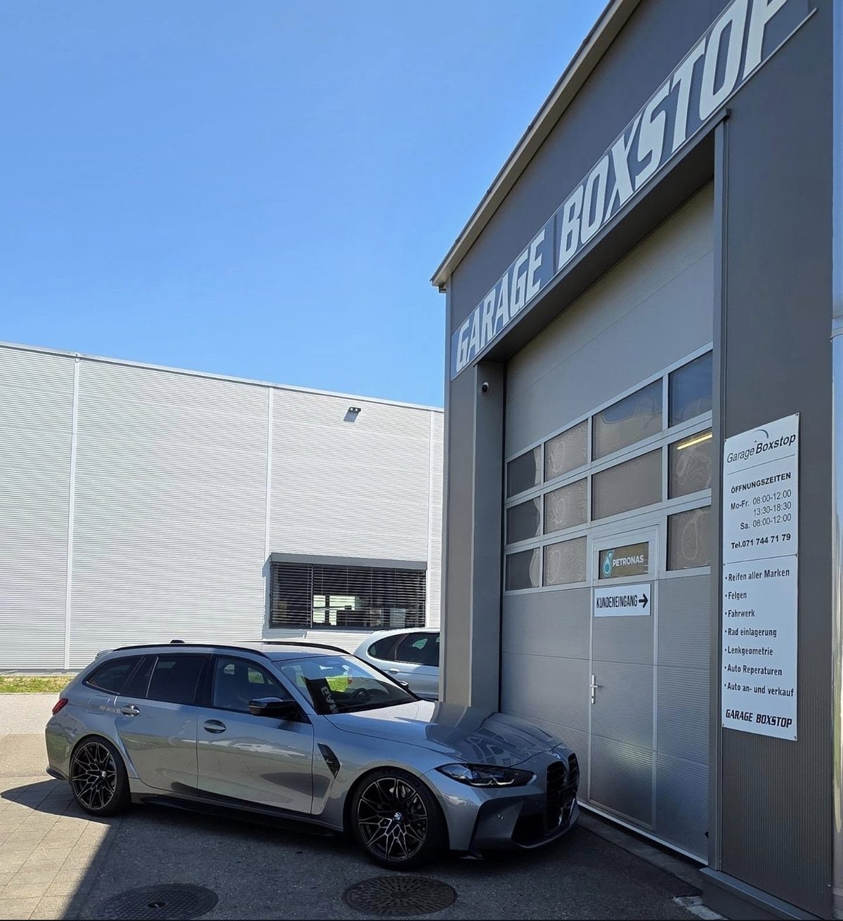 BMW vor der Garage Boxstop in Au SG