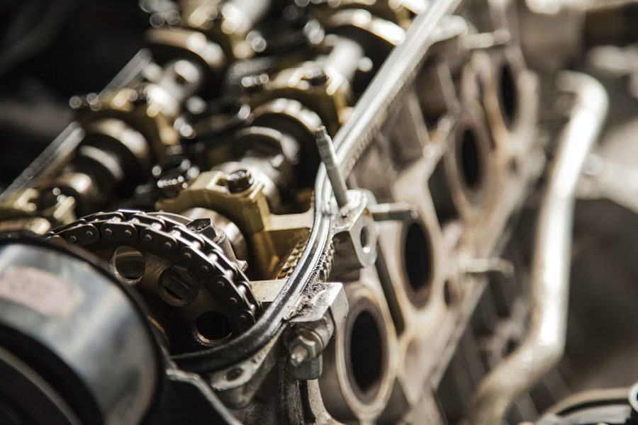 Blick in einen geöffneten Motor mit Steuerkette