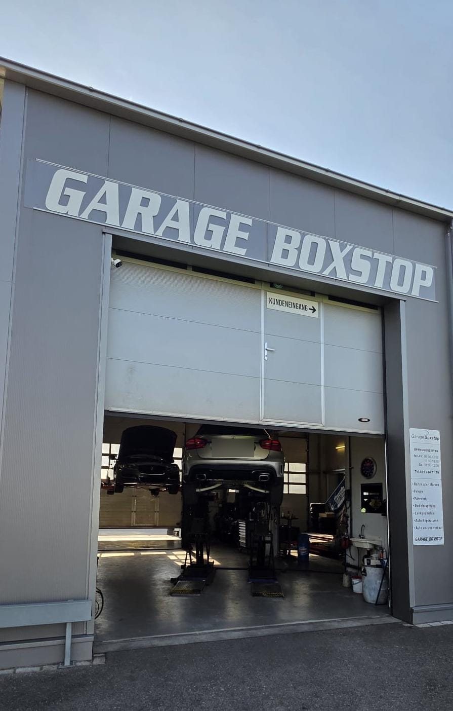 Fahrzeuge auf der Hebebühne in der Werkstatt der Garage Boxstop